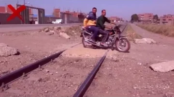 النقل تناشد المواطنين بعدم إقامة معابر غير شرعية على قضبان السكك الحديدية 1